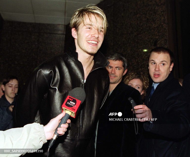 David Beckham di luar Rumah Sakit Portland di London pusat, setelah tunangannya, Victoria Adams, melahirkan seorang putra, bernama Brooklyn Joseph Beckham, 4 Maret 1999.
