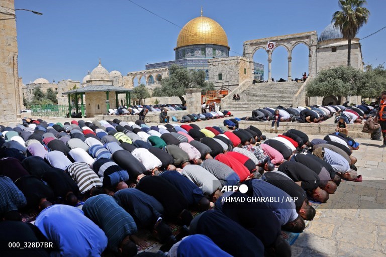 Jemaah Muslim Palestina melaksanakan salat Jumat di kompleks Masjid al-Aqsha Yerusalem, pada 15 April 2022. Lebih dari 150 orang terluka dalam bentrokan antara demonstran Palestina dan polisi Israel di kompleks masjid Al-Aqsha Yerusalem, bentrokan pertama di Yerusalem. daerah sejak awal Ramadhan.